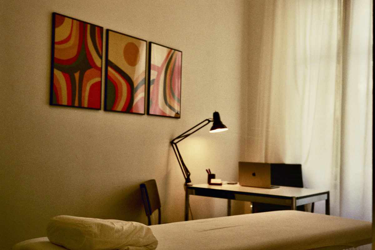 Schöner warmer Behandlungsraum der Osteopathie-Praxis in Berlin Prenzlauer Berg